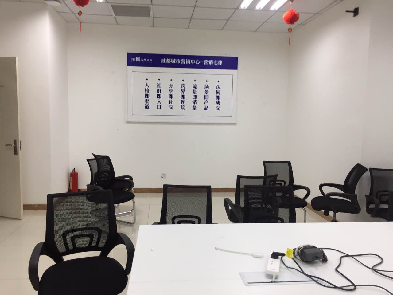 如何評(píng)價(jià)展架廣告與傳統(tǒng)廣告媒體的成本效益？