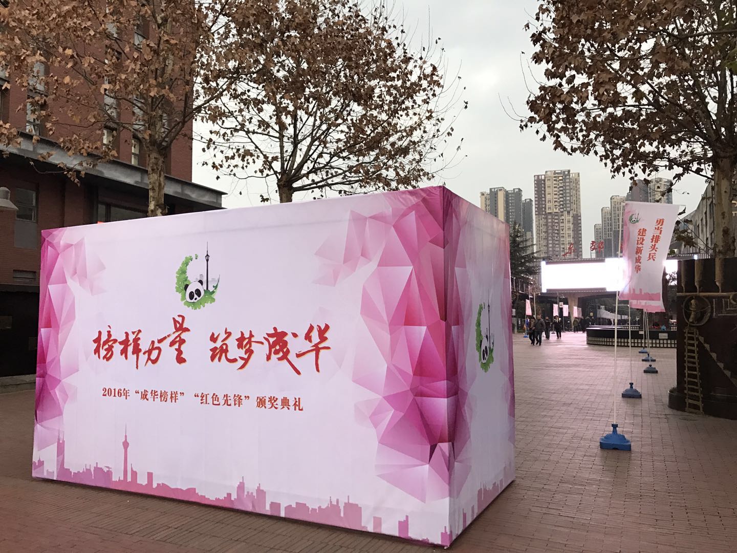 展架廣告設(shè)計(jì)中色彩運(yùn)用的基本原則是什么？