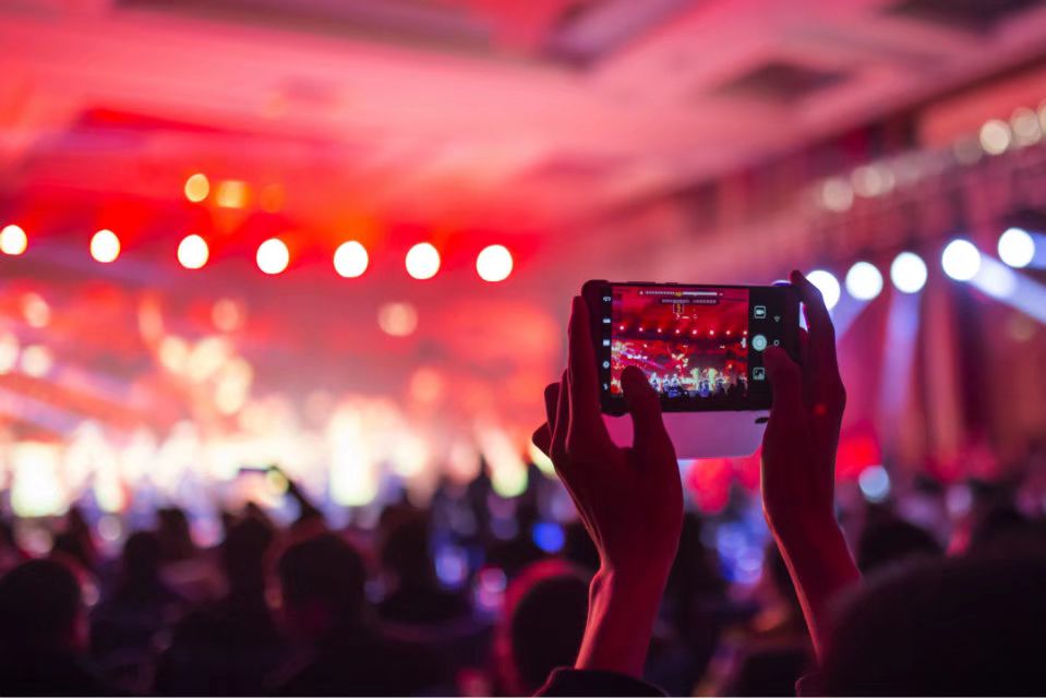 如何結(jié)合當(dāng)?shù)匚幕M(jìn)行展架廣告的本地化策略？